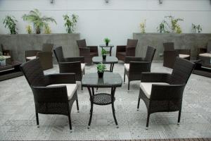 a group of chairs and tables in a room at Idea Home in Lima