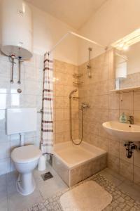 Kúpeľňa v ubytovaní Apartment Baska Voda 301a + 15 fotografií