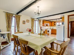 uma cozinha e sala de jantar com mesa e cadeiras em Purlin Barn - E3867 em Runcton Holme