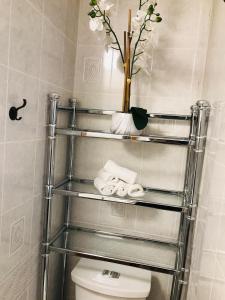 a towel rack in a bathroom with a toilet at Stylish Getaway Stay In Beverly Hills in Los Angeles