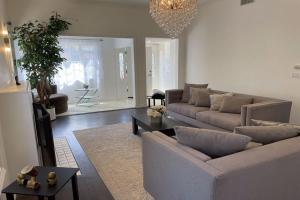 a living room with a couch and a table at Stylish Getaway Stay In Beverly Hills in Los Angeles