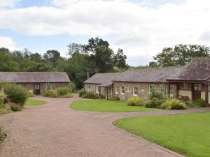 Llanfynydd的住宿－Cothi Cottage，车道房屋的图象