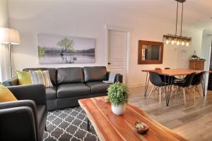 sala de estar con sofá y mesa en LeChamplain #206 CITQ#248275 en Bromont