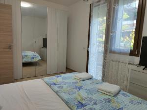 1 dormitorio con 1 cama con 2 almohadas en Villa A&M 6, en Latina