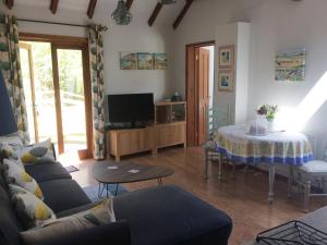 ein Wohnzimmer mit einem Sofa und einem Tisch in der Unterkunft The Swallows in Appledore