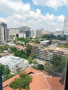 uitzicht op een stad met gebouwen en bomen bij Spacious 2BR APT Near Sandton City -No Loadshedding in Johannesburg