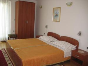ein Schlafzimmer mit einem großen Bett in einem Zimmer in der Unterkunft Apartments Sonja in Opatija