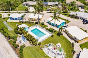 - une vue aérienne sur une maison avec une piscine dans l'établissement Poolside King Cottage with Kitchen - 10 Minutes to Beach!, à Fort Myers