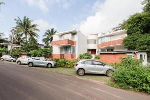 オールド･ゴアにあるHideAway 1BHK, Parra, North Goa (STU)の建物前に駐車した三台