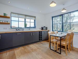 A kitchen or kitchenette at Cliff Cottage
