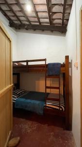 מיטה או מיטות קומותיים בחדר ב-HOSTEL DA LÚ