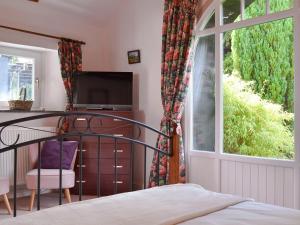 1 dormitorio con cama y ventana en Twinkleberry Barn, en Lorton