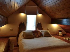 レクサムにあるThe Saddleryの木製の天井のベッドルーム1室(大型ベッド1台付)