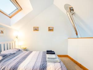 a bedroom with a bed and a window at Island Views in Lagganulva