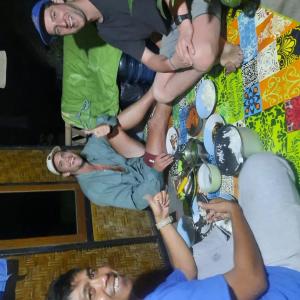 een groep mensen die samen op de vloer zitten bij GoodMuning Backpacker in Taliwang