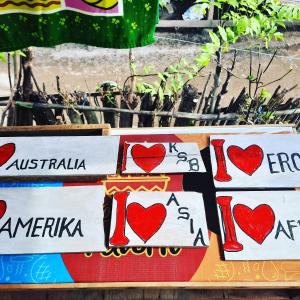 een groep tekens met harten erop geschilderd bij GoodMuning Backpacker in Taliwang