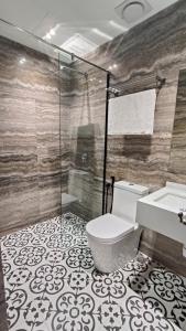 ein Bad mit einem WC, einer Dusche und einem Waschbecken in der Unterkunft The Corum View Hotel in Bayan Lepas