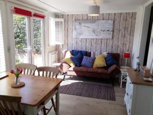 - un salon avec un canapé et une table dans l'établissement Sandhills, à Sea Palling