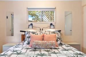 Ένα ή περισσότερα κρεβάτια σε δωμάτιο στο Relaxed Urangan Living at the Poolside Bungalow +4 φωτογραφίες