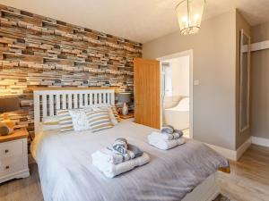 Serenity Sands - Uk30265 في Goodrington: غرفة نوم عليها سرير وفوط