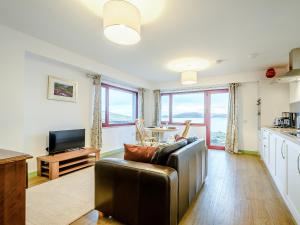 sala de estar con sofá de cuero y mesa en Riof Bay - Uk31251, en Valtos