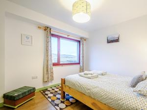 1 dormitorio con cama y ventana en Riof Bay - Uk31251, en Valtos