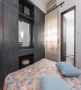 1 dormitorio con cama, lavabo y espejo en Residencial Miramar en Quarteira