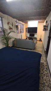 uma sala de estar com um sofá e uma televisão em Casa Hostal La Esperanza de Don Alfonso em León