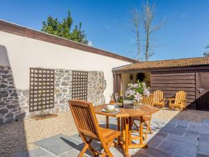 a patio with a wooden table and chairs at Knoll Cottage - Uk31171 in Brent Knoll