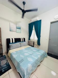 um quarto com uma cama e uma ventoinha de tecto em Insyirah Homestay Melaka em Malaca