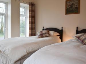 A bed or beds in a room at Crib Y Nantlle