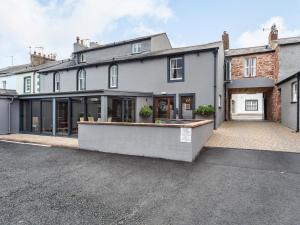 a large white house with a lot of windows at The Scotch Arms Mews - Uk30910 in Brampton