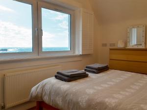 A bed or beds in a room at Seaview Cottage