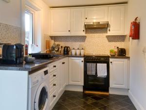 مطبخ أو مطبخ صغير في Seaview Cottage