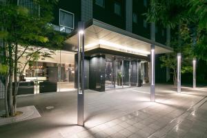 Hotel Brighton City Osaka Kitahama في أوساكا: مبنى فيه اضاءه امام مبنى