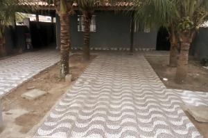 a courtyard with palm trees in a building at Tropical House in Ilha Comprida