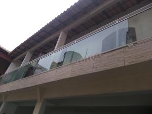 a balcony with chairs on top of a building at Casa de Praia Completa em Cabo Frio 04 para até 5 Pessoas in Cabo Frio