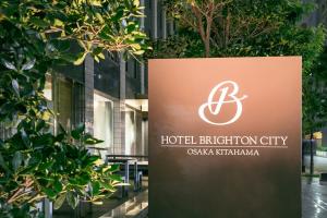 um sinal em frente a um hotel borboleta cidade em Hotel Brighton City Osaka Kitahama em Osaka