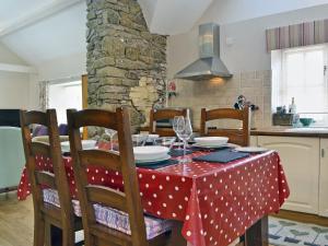 una mesa con un paño de lunares rojo y blanco en Walkmill Lodge, en Wentnor