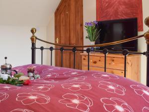 阿伯費爾迪的住宿－Tigh Craggan - Uk10203，一张床上,上面有鲜花,上面有紫色毯子