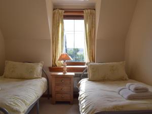 阿伯費爾迪的住宿－Tigh Craggan - Uk10203，小型客房 - 带2张床和窗户
