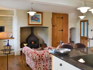 uma sala de estar com um sofá e uma lareira em Cranford House em Woolfardisworthy