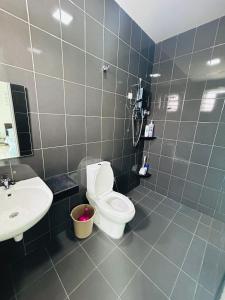 y baño con aseo y lavamanos. en Insyirah Homestay Melaka en Melaka