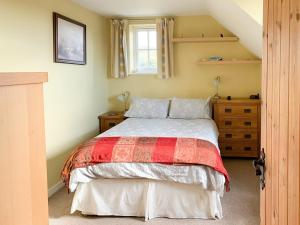 Postel nebo postele na pokoji v ubytování Sanda View Cottage