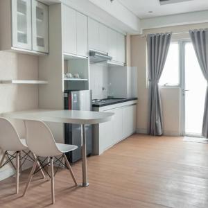 cocina con mesa y sillas en una habitación en Newton Residence Apartment bm, en Bandung