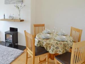 comedor con mesa, sillas y fogones en Bosorne, en Newlyn