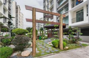新山的住宿－Midori Green By JK Home，一座建筑前花园中的木十字架