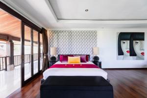 1 dormitorio con 1 cama grande en una habitación con ventanas en Villa Manis Canggu, en Canggu