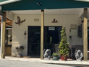 un negozio con statue di animali davanti di Union Street Hideaway a Waihi