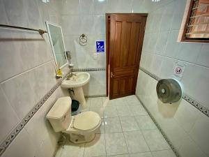 a bathroom with a toilet and a sink at Hostal Central Oaxaca in Oaxaca City